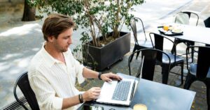 Férias Disfarçadas: Millennials Furtam Momentos de Lazer Enquanto Simulam Trabalho!