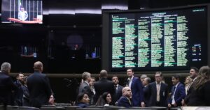 PEC dos Precatórios Abala Fundamentos Fiscais no País da Matemágica!