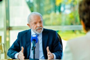 Lula em Reunião Secreta: Tarifas em Alta com Gigantes da Política!