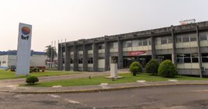 BRF adia novamente assembleia crucial para fusão com Marfrig!