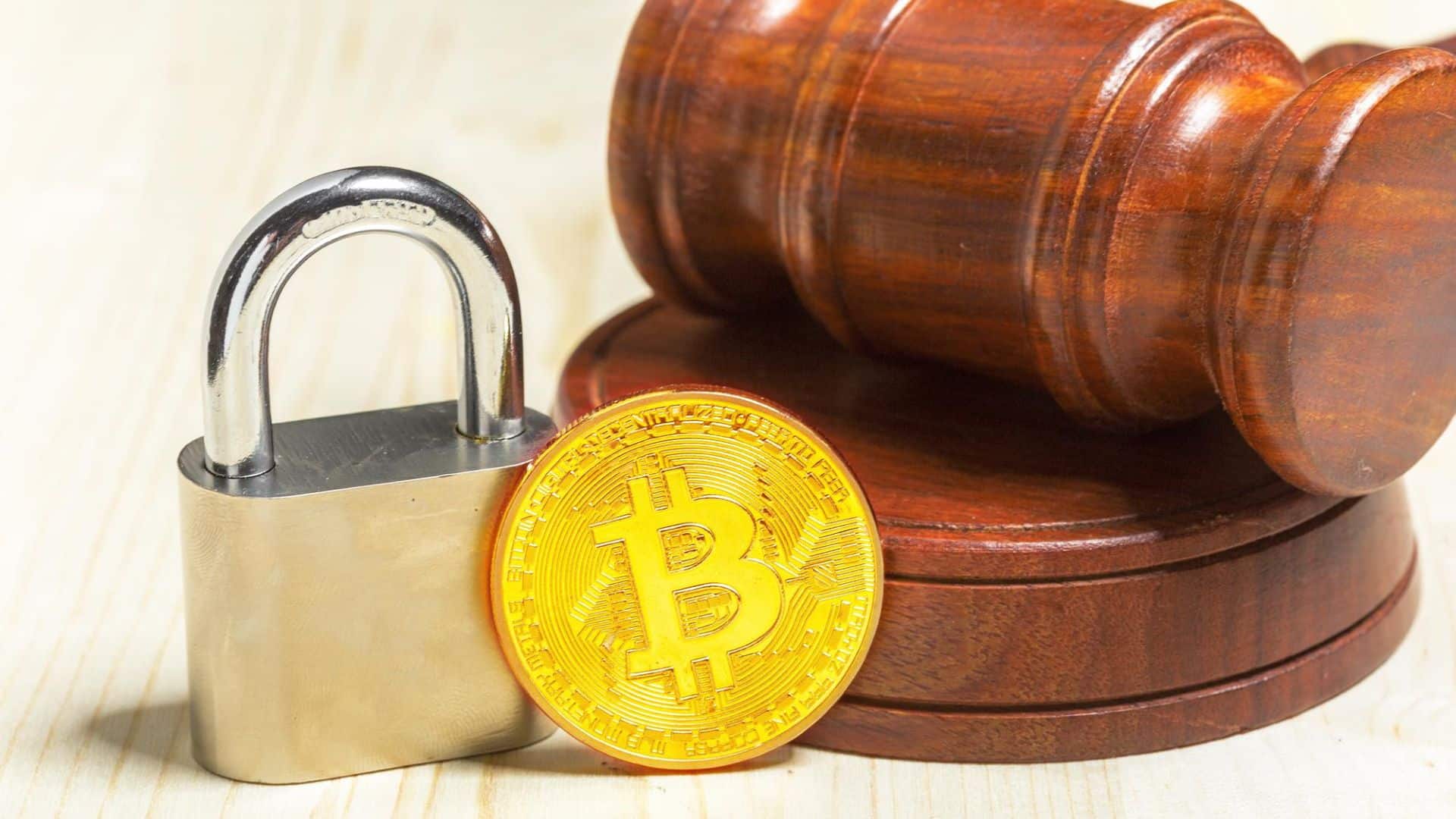 Martelo da justica proximo de cadeado e bitcoin