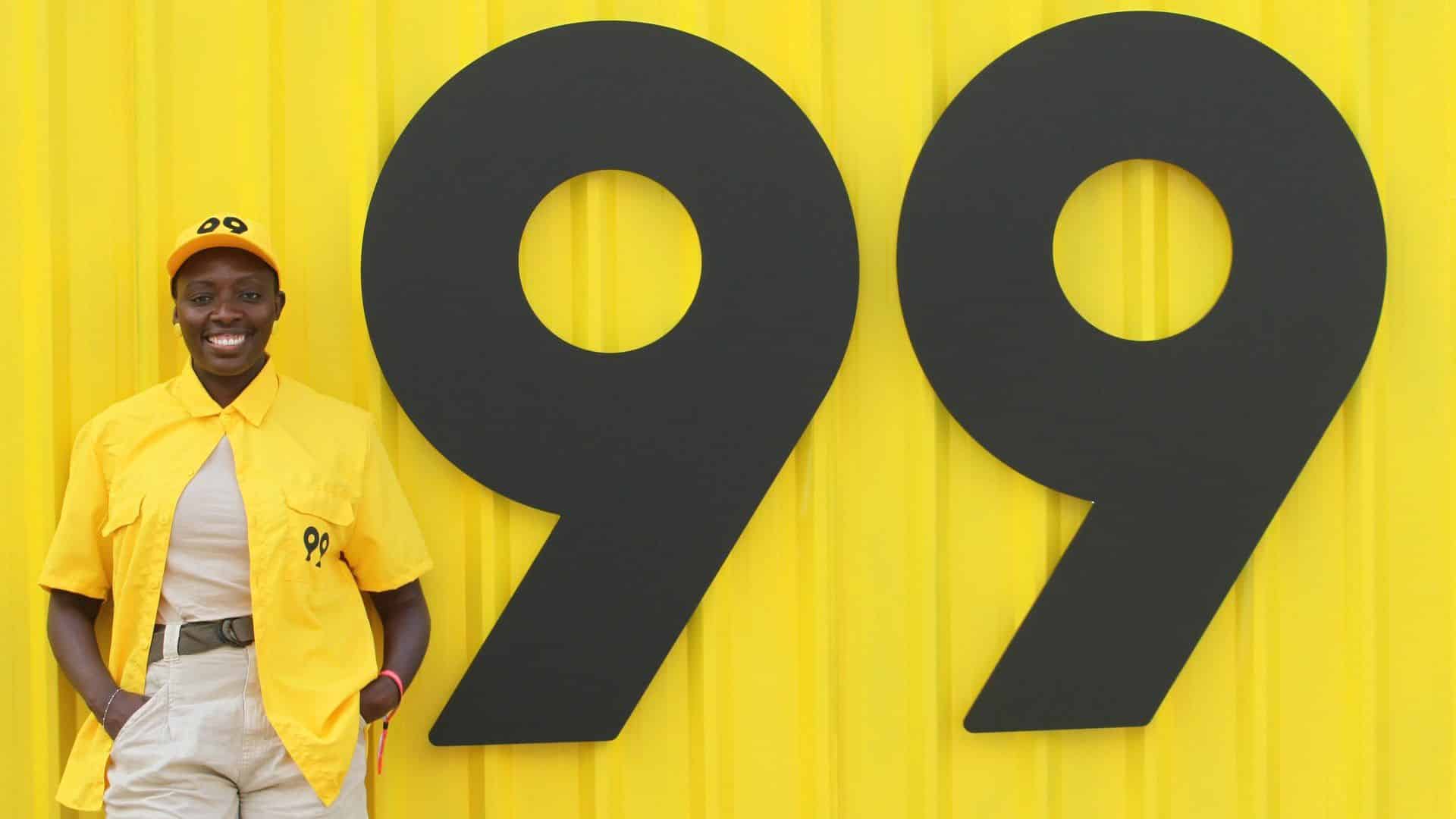 Mulher ao lado de placa da 99