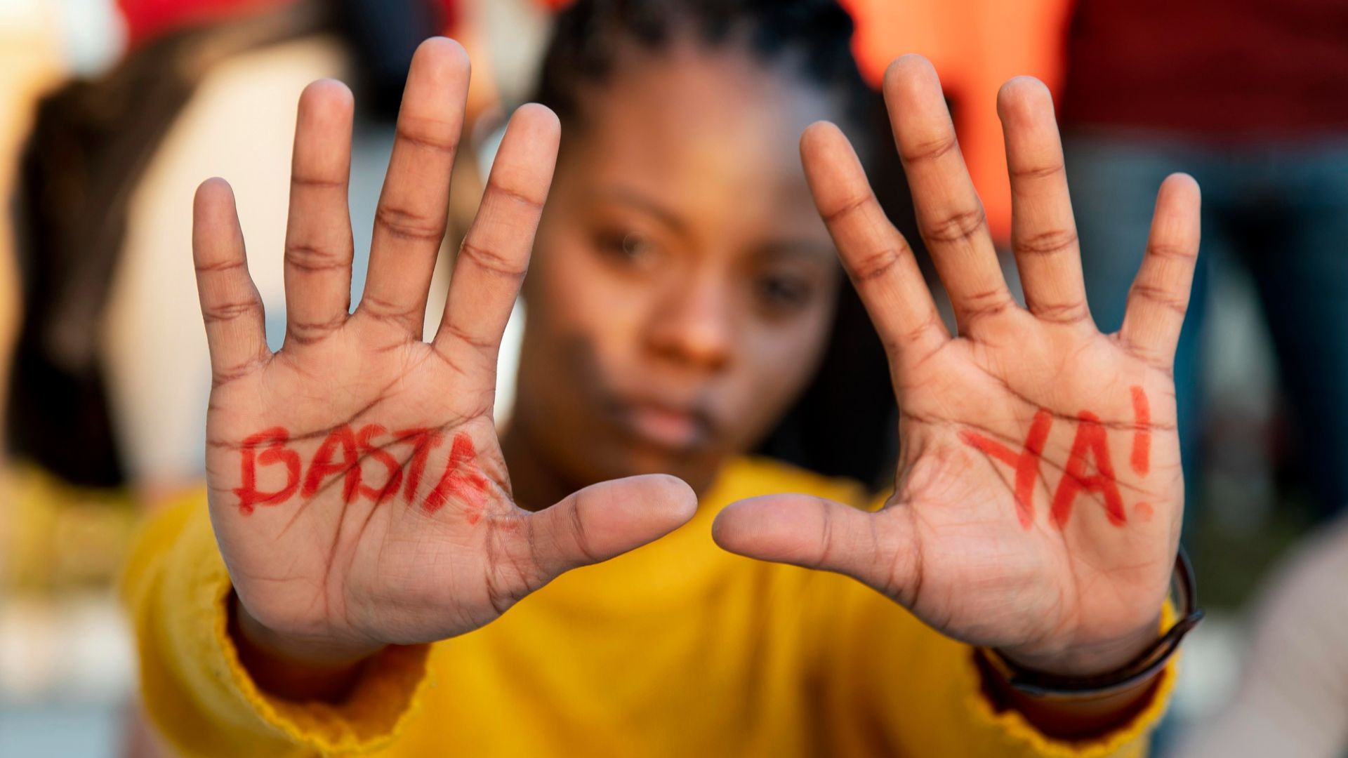 Mulher com escrita basta ja nas maos