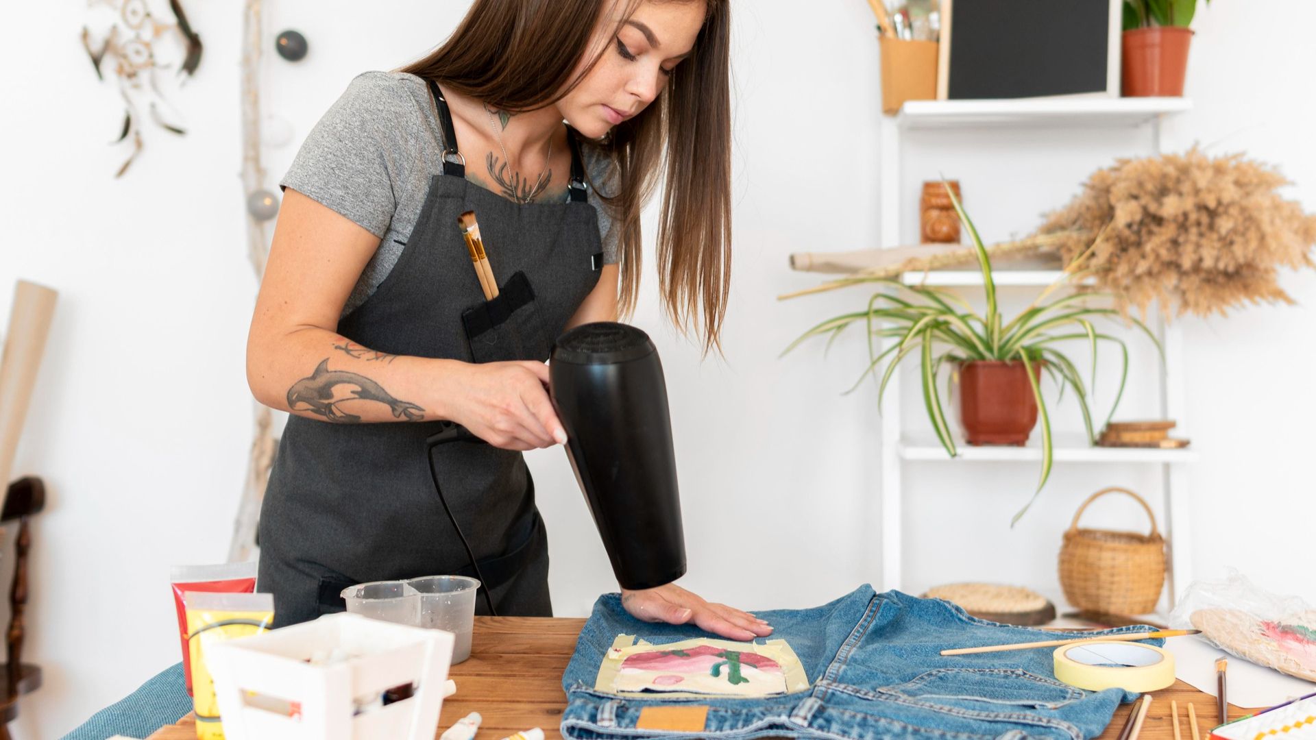 Mulher observando calca jeans