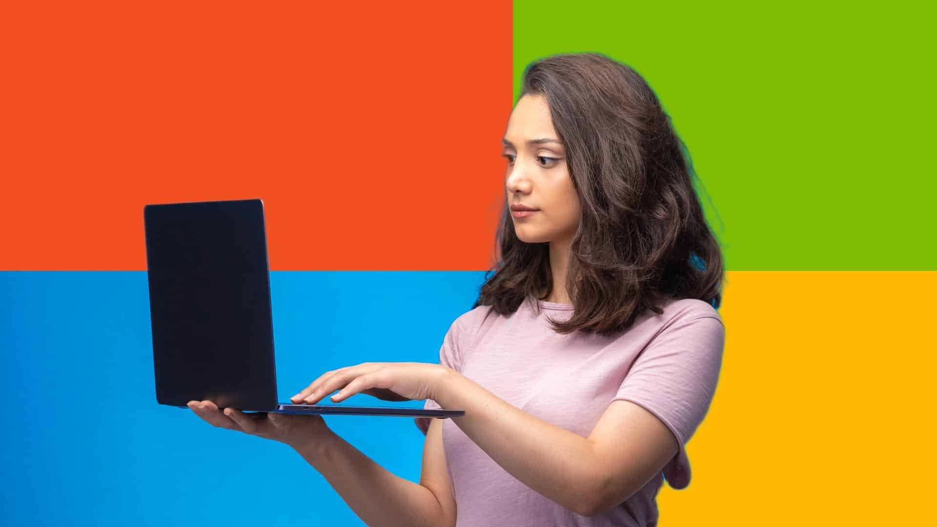 Mulher observando computador com fundo colorido