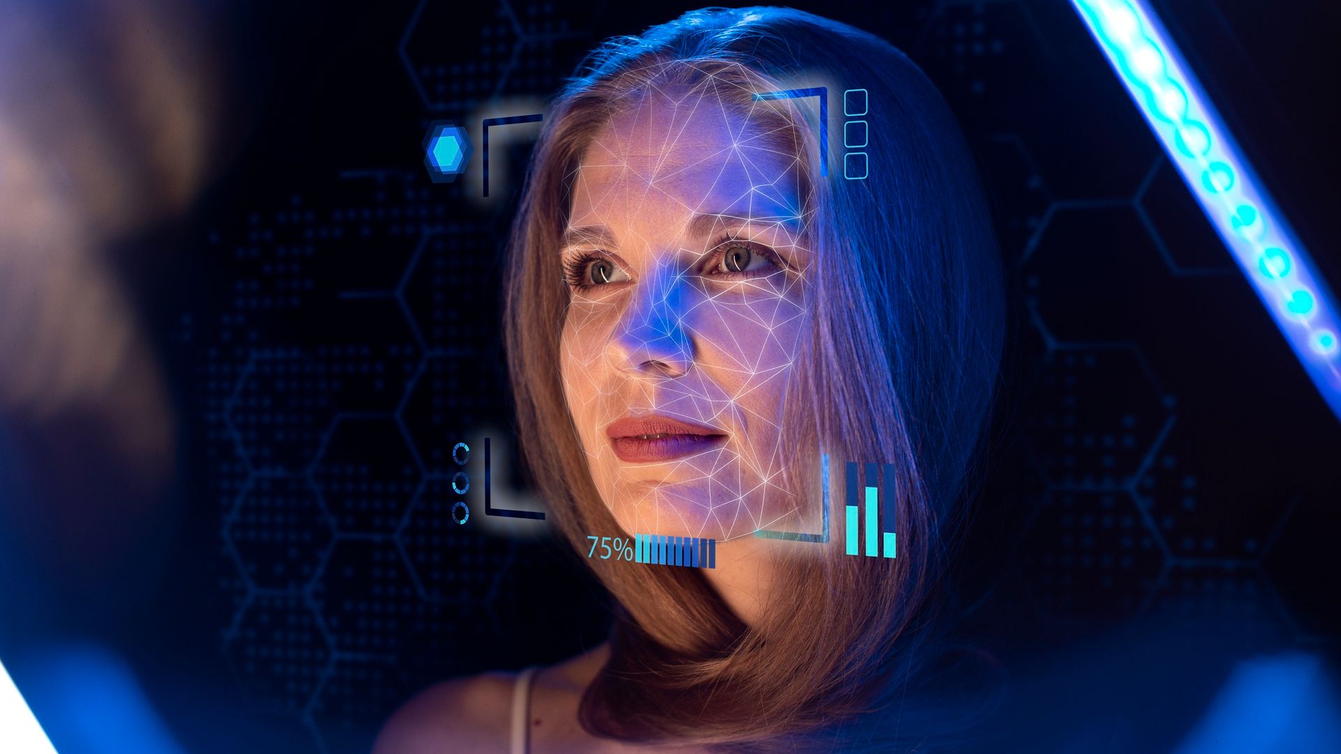 Alerta Urgente da Binance: 2FA Tradicional Não Protege Seus Investimentos em Criptomoedas! 1 Mulher realizando reconhecimento facial