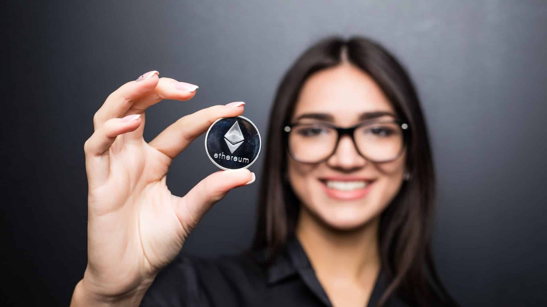 Mulher segurando Ethereum