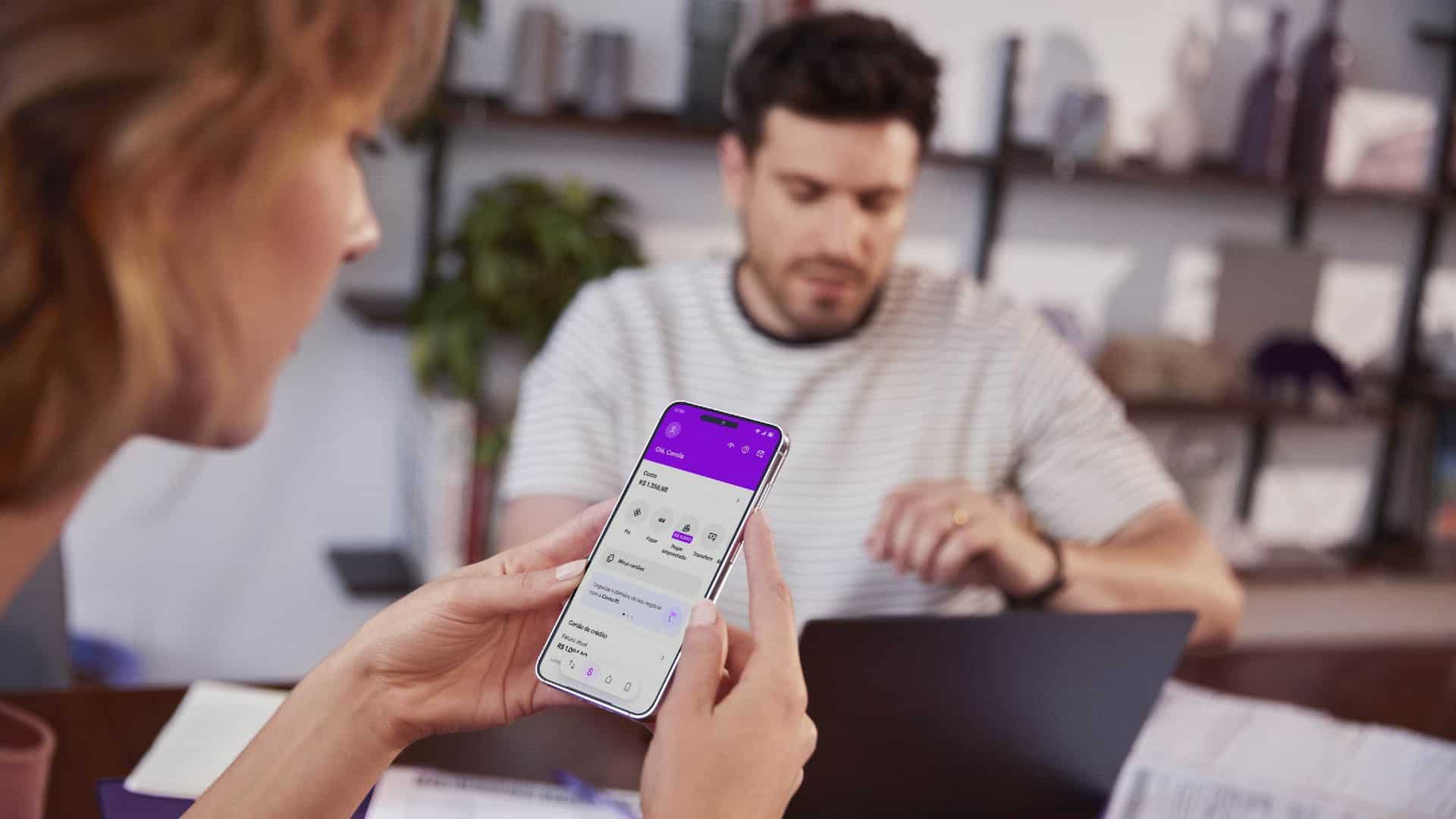 Nubank sob olhar de pessoas