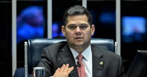 Alcolumbre Reúne Gigantes da Política para Debater o Impacto Explosivo do Tarifaço de Trump!