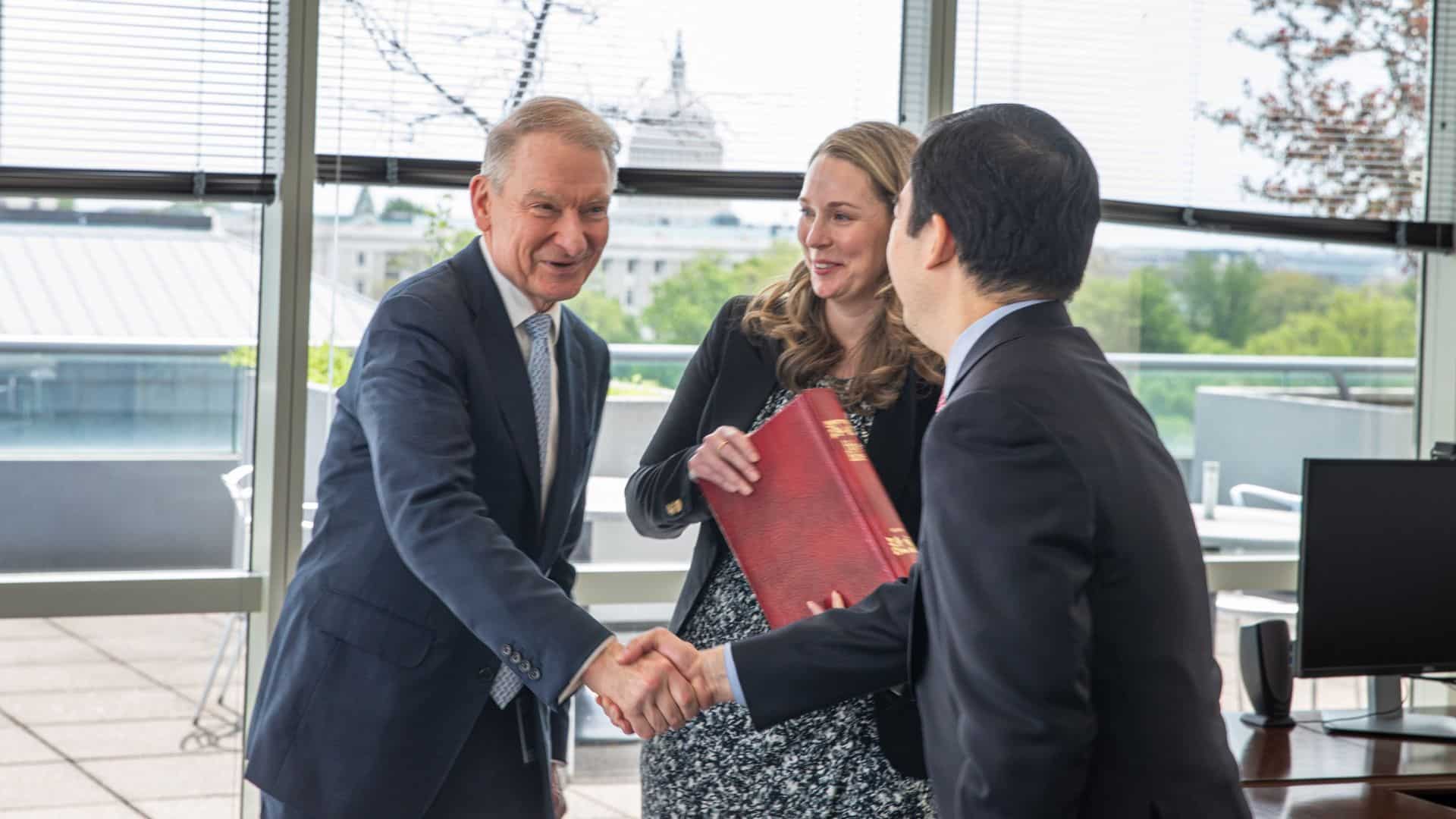 Paul S. Atkins foi empossado como o 34o presidente da SEC 1