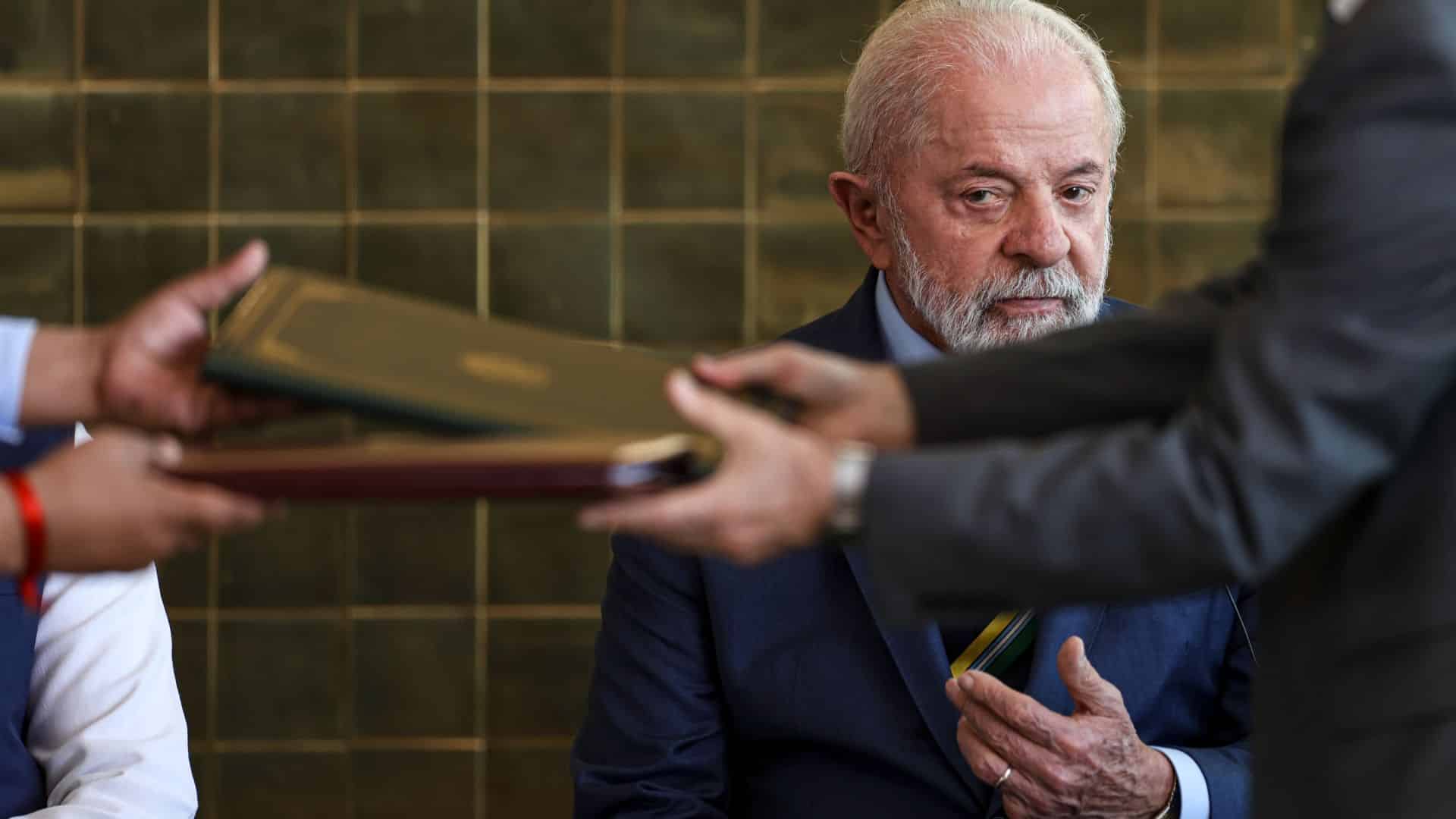 Presidente Lula observando troca de documentos