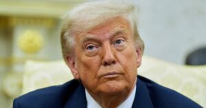 Trump exige renúncia de Powell: mercados em estado de alerta!