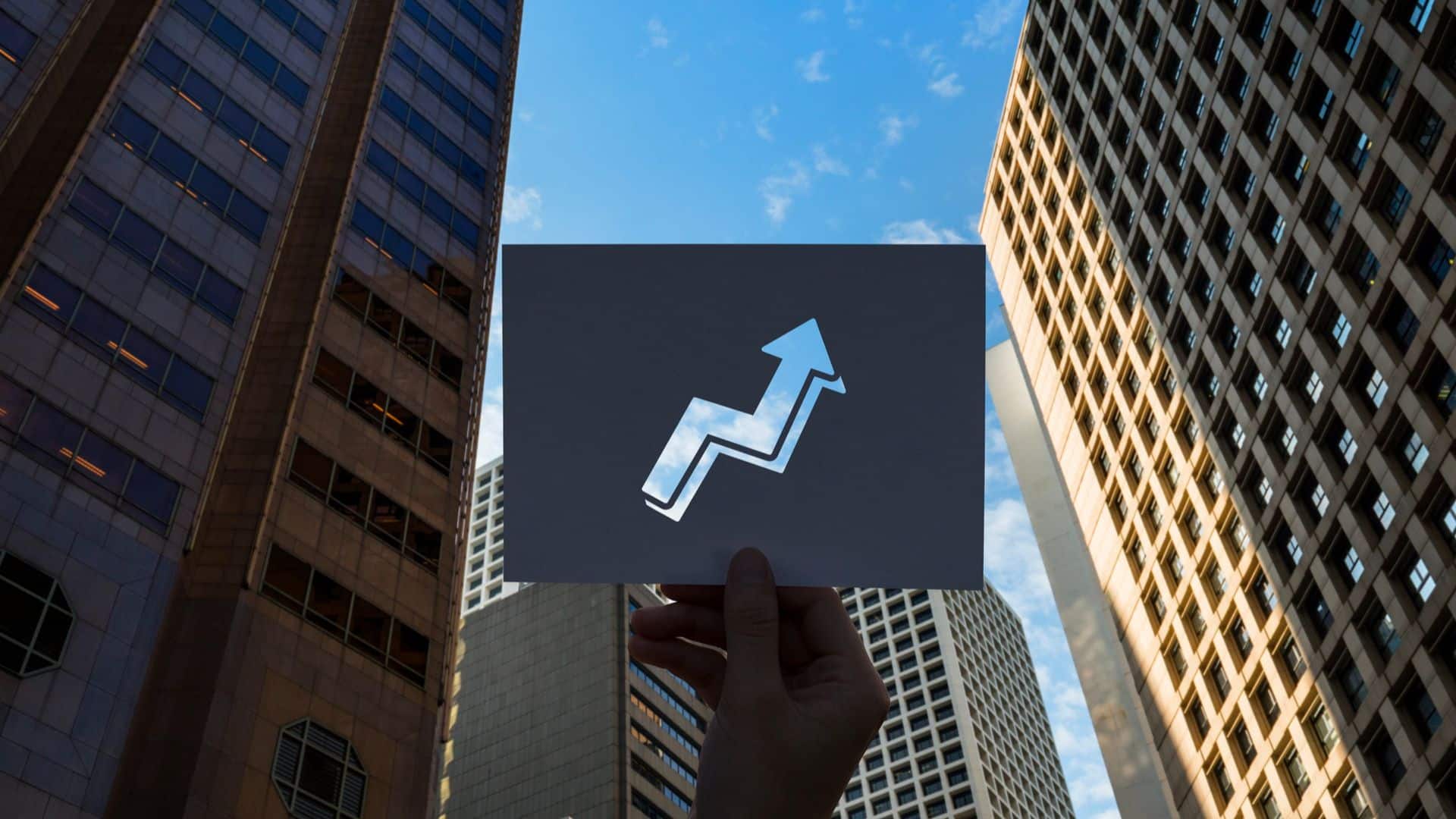 Seta para cima no meio de predios