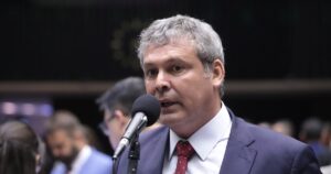 R$ 30 bilhões do Fundo Social em Risco: Lindbergh Exige Veto do Governo!