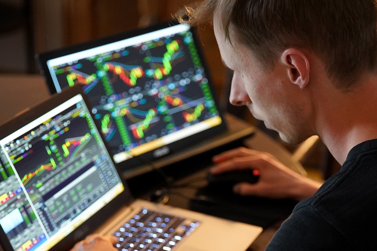 Trader olhando para tela de corretoras de criptomoedas