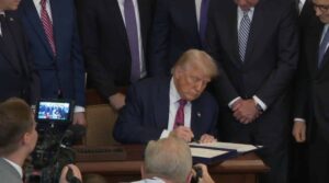 Trump enfrenta o BRICS: Defende o dólar e implementa lei cripto nos EUA!