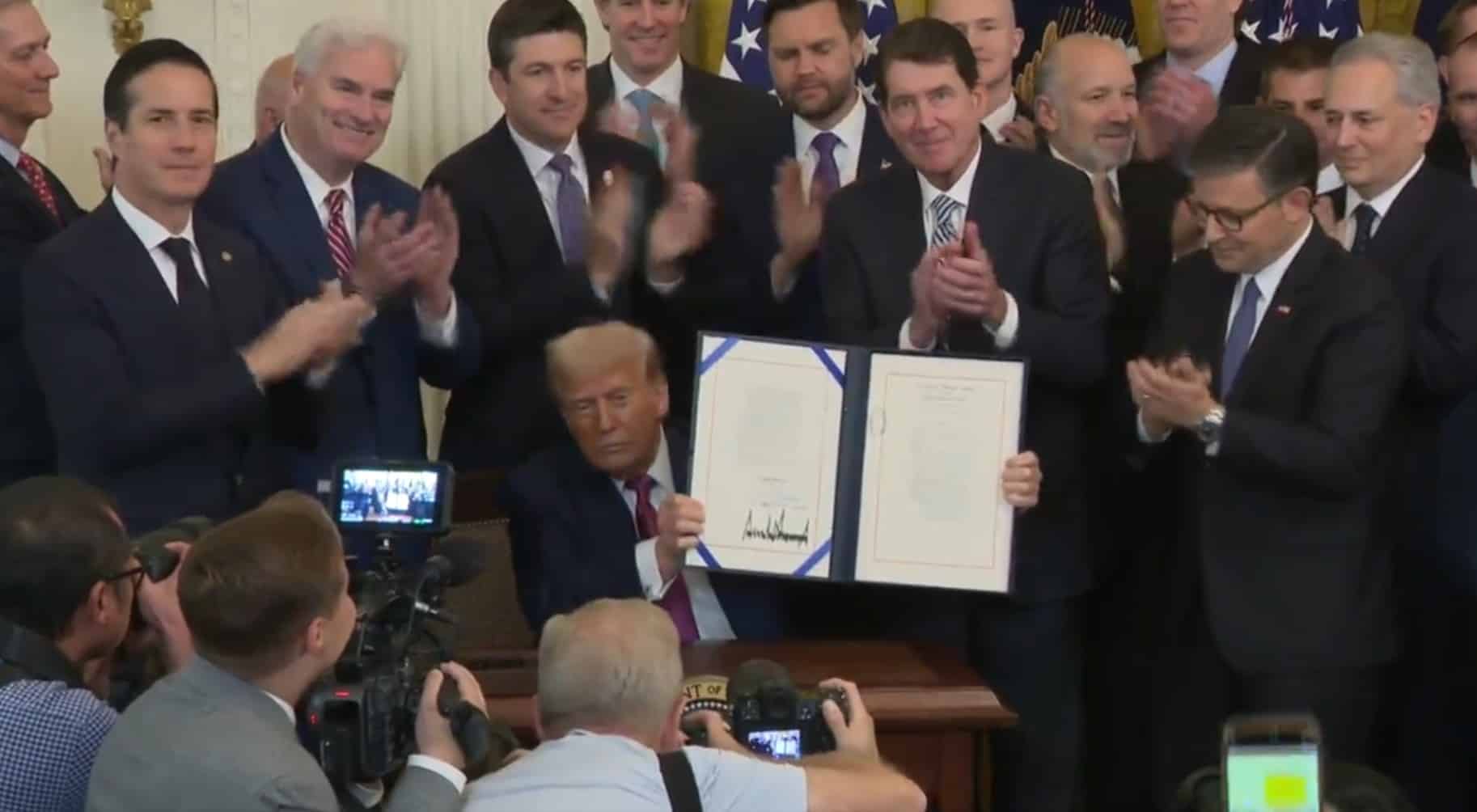 Trump Assina Genius Act com lidres da Industria