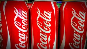 Trump revela chocante acordo para Coca-Cola adoçar com açúcar de cana nos EUA!