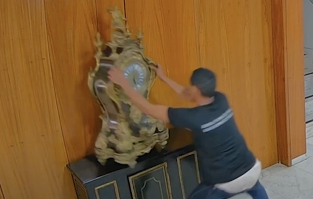 governo envia relogio de dom joao vi vandalizado em 8 1 para restauracao na suica