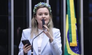 “‘Imigrantes Não Têm Vez!’ Deputada Choca ao Falar sobre Voto na Esquerda em SC”