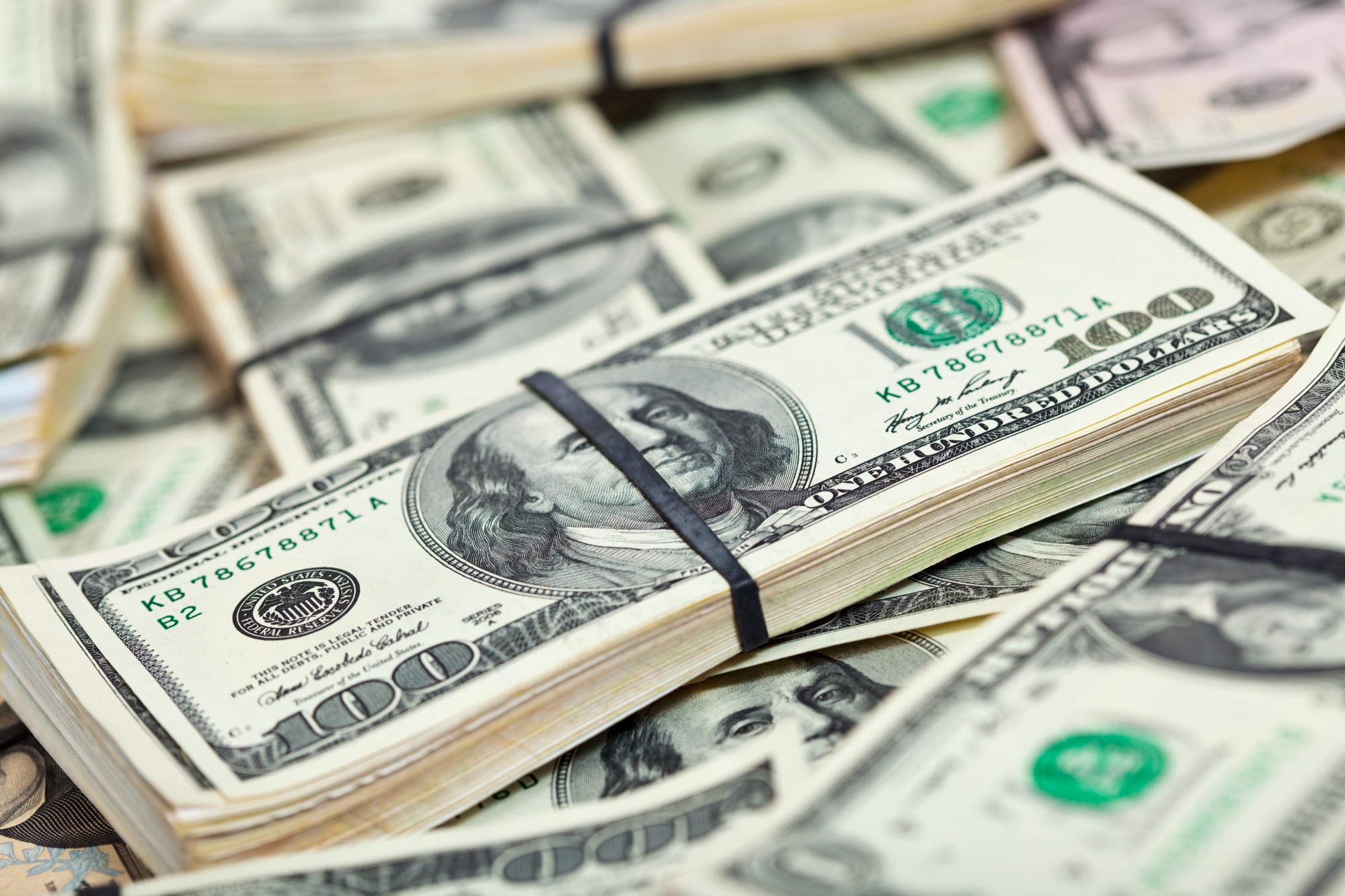 Dólar em Alta: O Impacto Explosivo do Encontro Trump-Zelensky e do Simpósio de Jackson Hole! 1 many us dollars banknotes