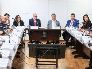 Alckmin Clama pela Independência dos Poderes em Encontro Urgente com Empresários sobre Tarifas!