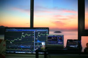 Explosão no Dow Jones: Acordo UE-EUA Impulsiona Mercados em Semana Decisiva de Fed e Resultados de Gigantes da Tecnologia!