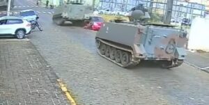 Tanque Militar Avança na Contramão e Esmaga Carro no Paraná!