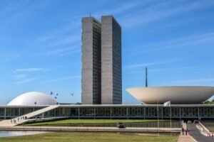 Desvende a Revolução: Projeto de Lei Combate a Adultização Infantil!