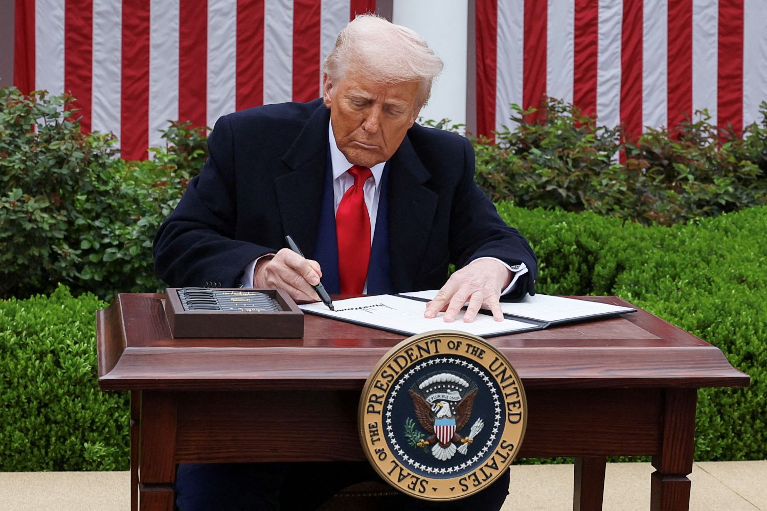Juventude Brasileira Ignora Justiça Americana em Viagem Polêmica! 1 2025 04 02T230733Z 629703518 RC2RPDANS257 RTRMADP 3 USA TRUMP TARIFFS REACTION COMPANIES