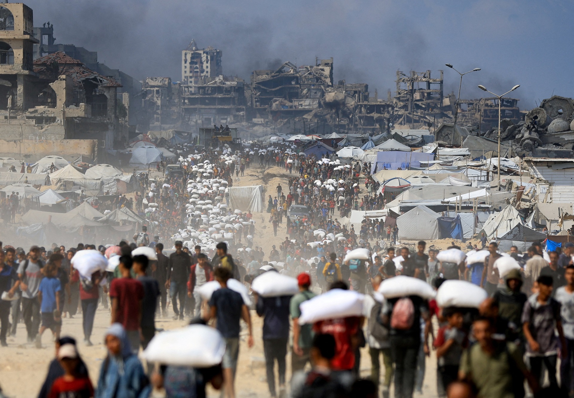 Após a guerra em Gaza: Relocação em massa e a revolução do “token digital”! 1 2025 07 23T145939Z 1 LYNXMPEL6M0XG RTROPTP 4 POLITICA BRASIL GENOCIDIO ISRAEL