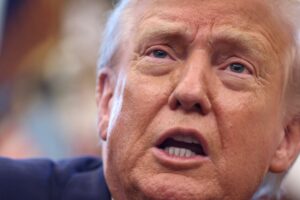 Trump afirma que tarifas “permanecem” mesmo após veredicto da corte!