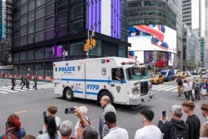Caos em Times Square: Polícia de Nova York Evacua a Área com Esquadrão Antibombas em Ação!