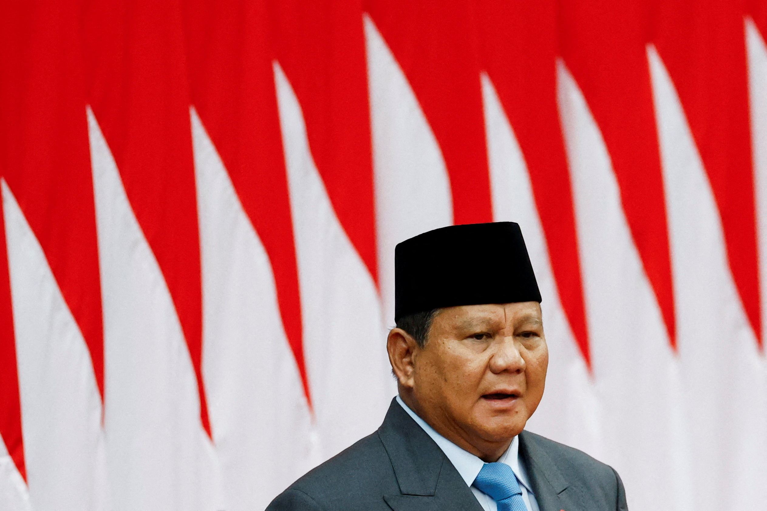 Presidente da Indonésia Desiste de Visita à China em Meio a Protestos Explosivos! 1 2025 08 22T070909Z 195085996 RC2E7GAX8EP1 RTRMADP 3 INDONESIA ECONOMY BUDGET CENTRALISATION
