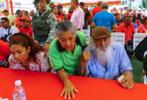 Desespero na Venezuela: Mulheres e Idosos se Alistam em Milícias de Maduro!