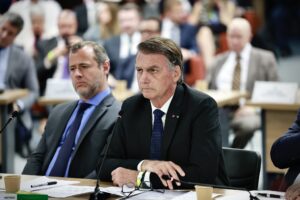 Bolsonaro em Prisão Domiciliar: Decisão Justa ou Escândalo? Especialistas Analisam!