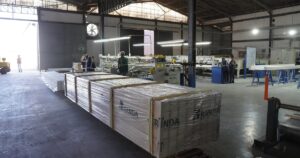 Crise da Madeira: Fábrica Corta Produção Metade e Desespera por Apoio nos EUA!