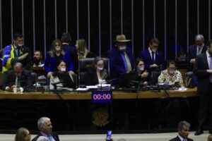 Câmara Acelera Projeto que Penaliza Deputados por Obstrução!
