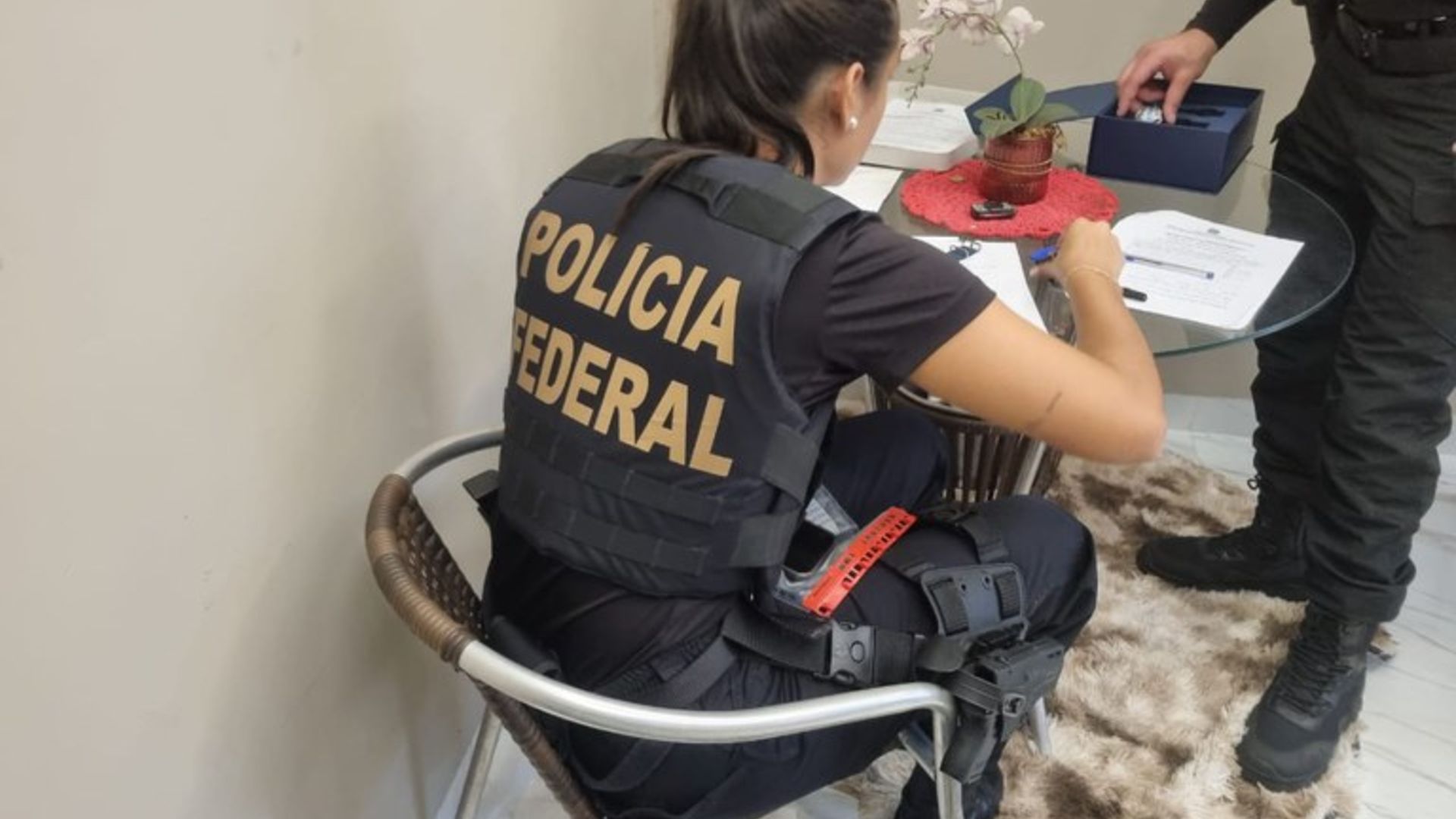 Explosiva Operação Decrypted: Brasileiros Acusados de Atacar Corretora de Bitcoin nos EUA! 1 Agente da PF cumpre mandado de busca e apreensao na Operacao Decrypted para brasileiros que roubaram