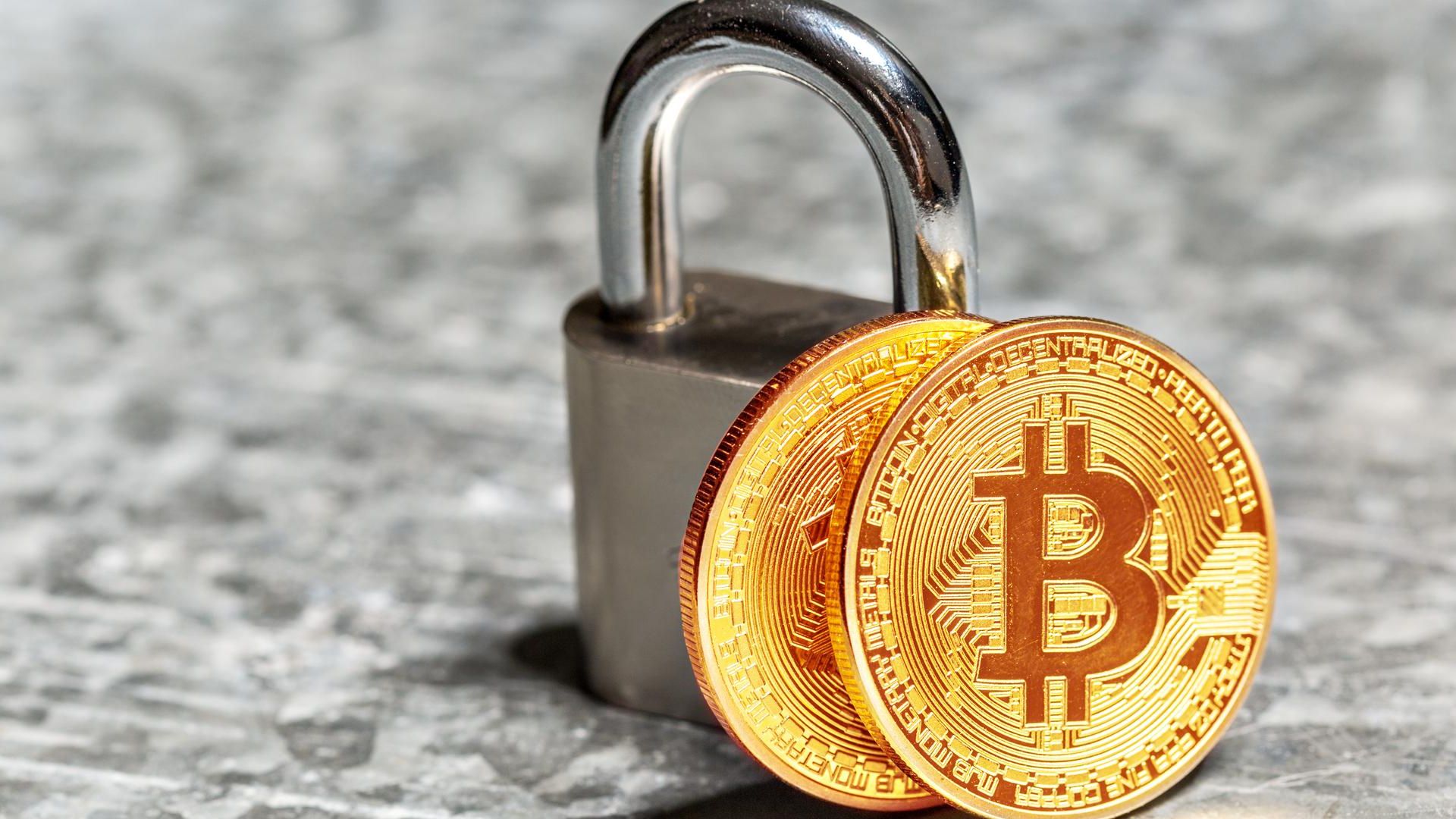 Bitcoin ao lado de cadeado