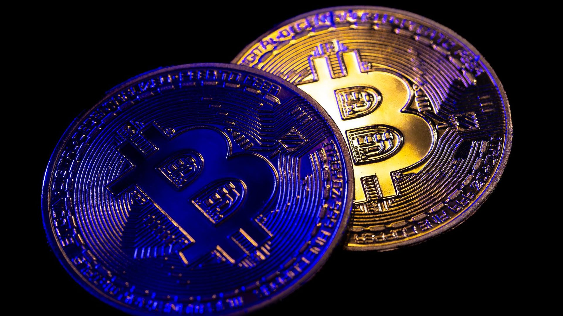 Bitcoin azul e dourado em destaque