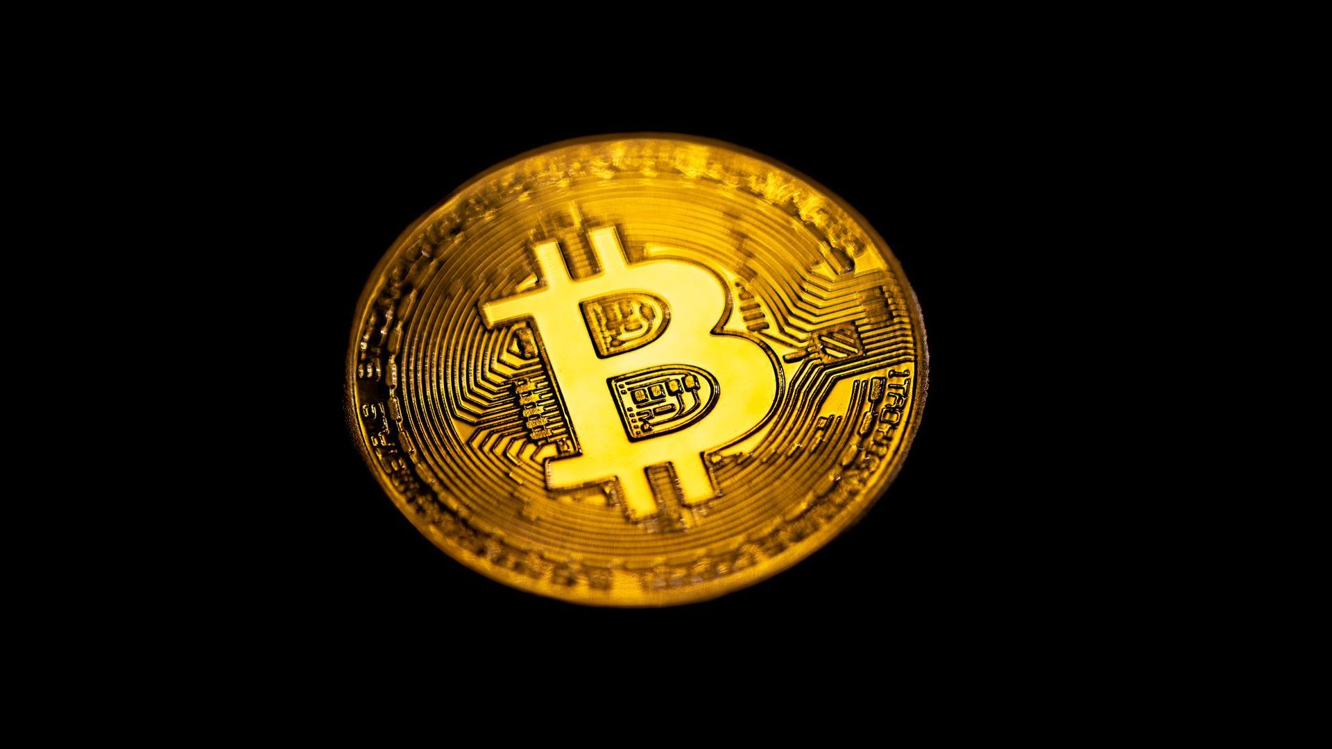 Bitcoin em destaque com fundo preto