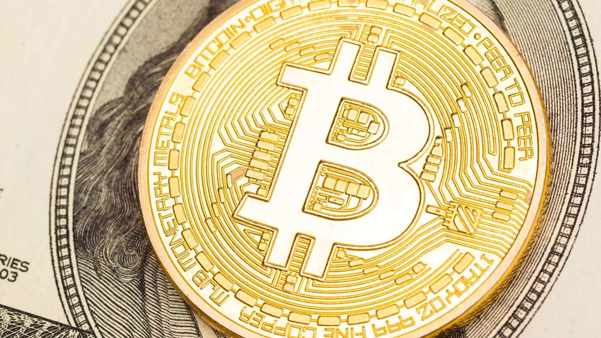 Tether Revoluciona: USDT Embarca na Era do Bitcoin com Lightning Network! 1 Bitcoin simbolico tampando o Dolar