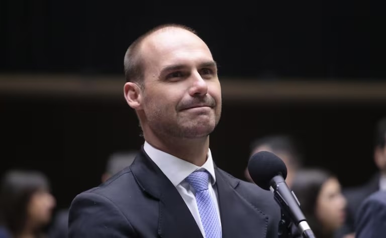 Eduardo Bolsonaro anuncia: “Prisões absurdas e Moraes é um psicopata!” 1 CRA5WX3WNBBJ5EXSOXTUZNOSX4