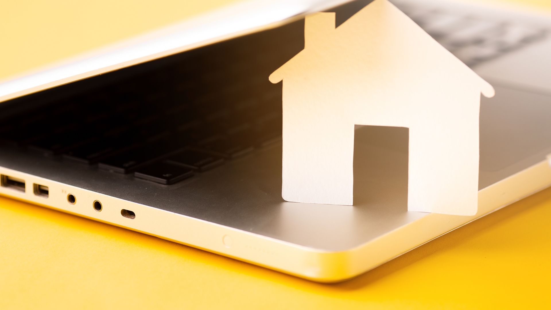 Blockchain Revoluciona o Setor Imobiliário Brasileiro com Regulamentação Inédita! 1 Casa dentro de notebook