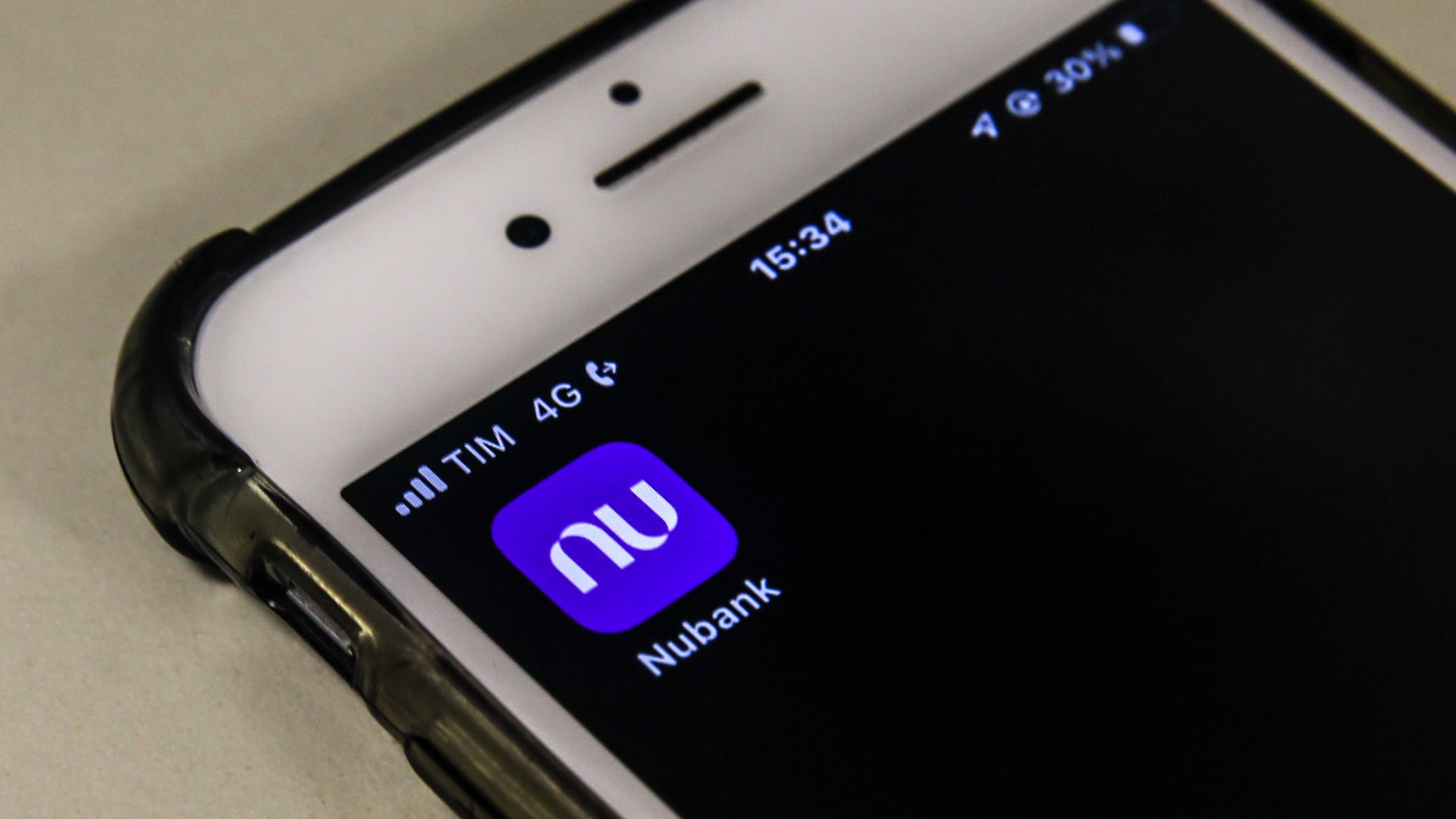 Nubank Revoluciona o Mercado com ETF de Futuros de Bitcoin na B3! 1 Celular com foco no aplicativo do Nubank