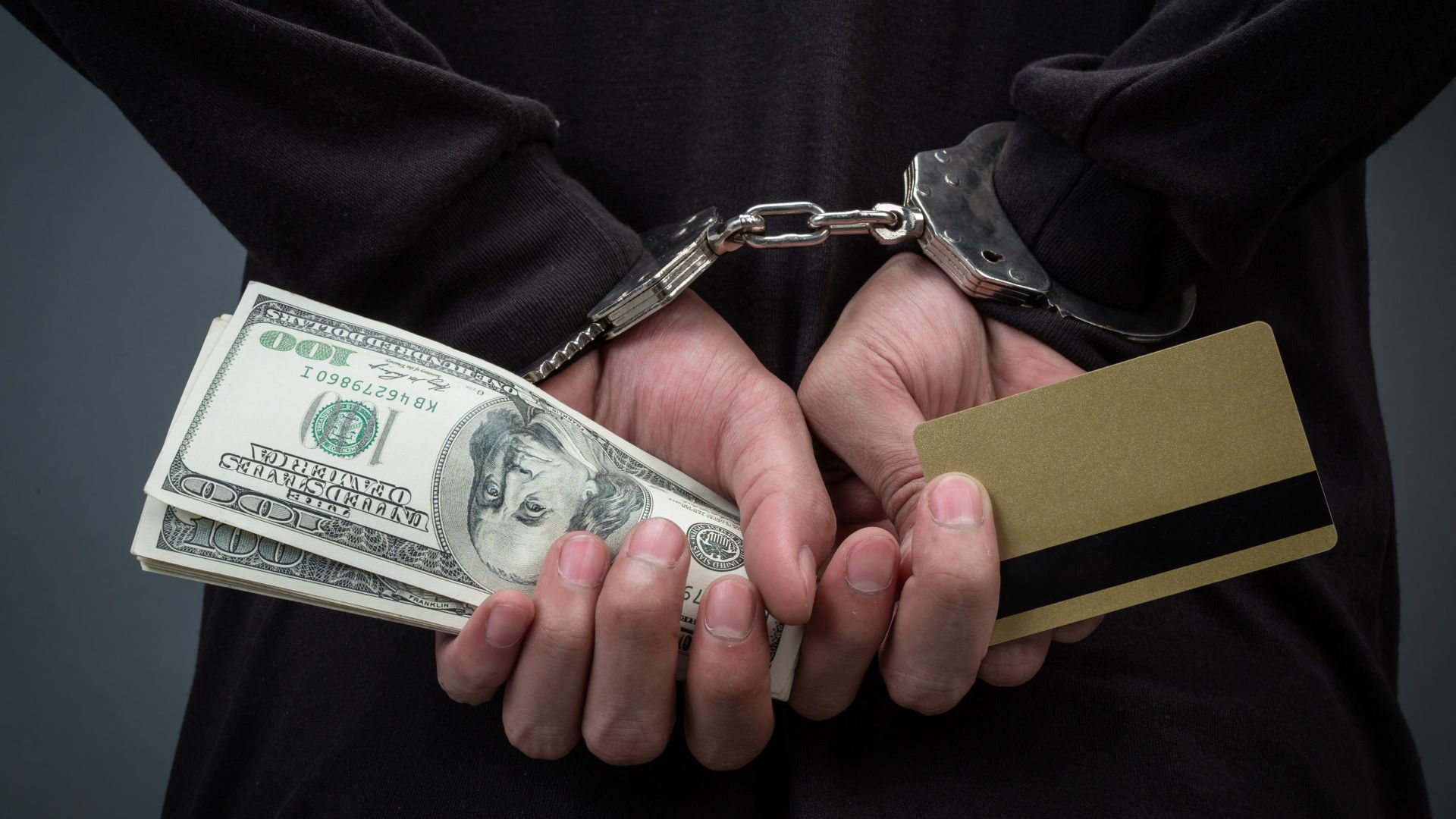 Binance Une Forças com T3+ na Luta Contra Crimes na Blockchain! 1 Criminoso sendo pego com dolares e cartao de credito