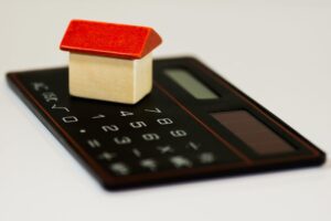 Moradia em Crise: Brasileiros Sofrem com Altos Custos!