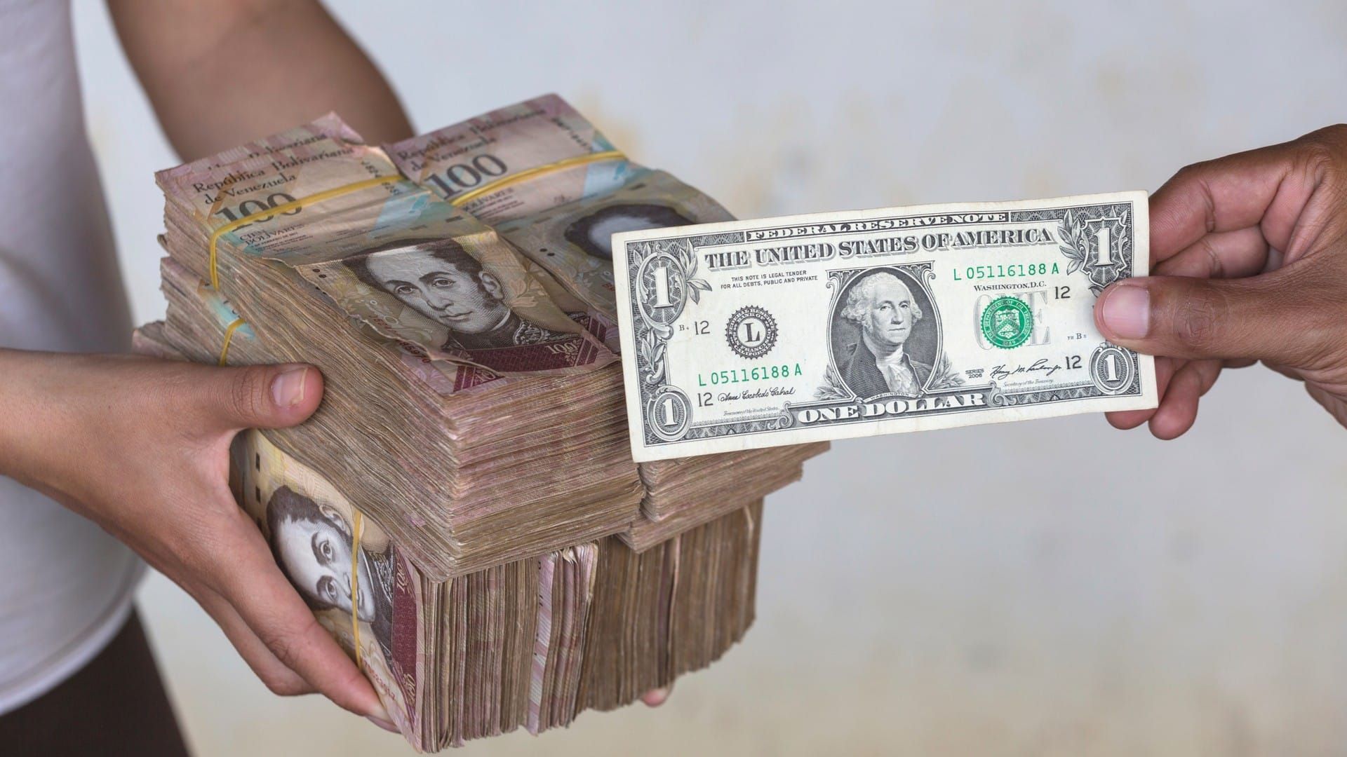 Venezuelanos Abraçam Criptomoedas em Uma Corrida Frenética! 1 Dinheiro da Venezuela perde dinheiro em ritmo acelerado com populacao buscando recursos em outras mo