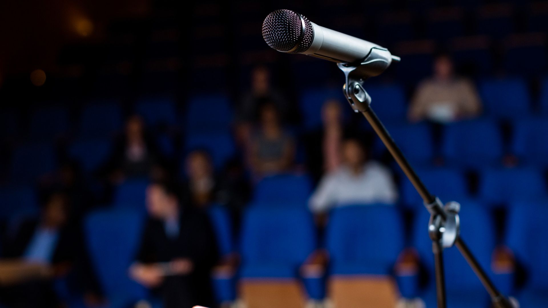 Evento com microfone em destaque a